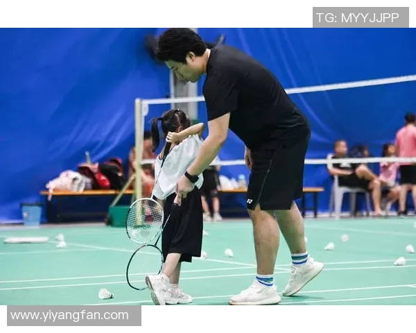 足球明星在街头捡瓶子展现环保意识引发热议与关注 足球明星在街头捡瓶子展现环保意识引发热议与关注