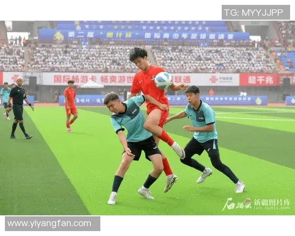 足球明星田径赛激情对决展现运动精神与友谊的完美结合